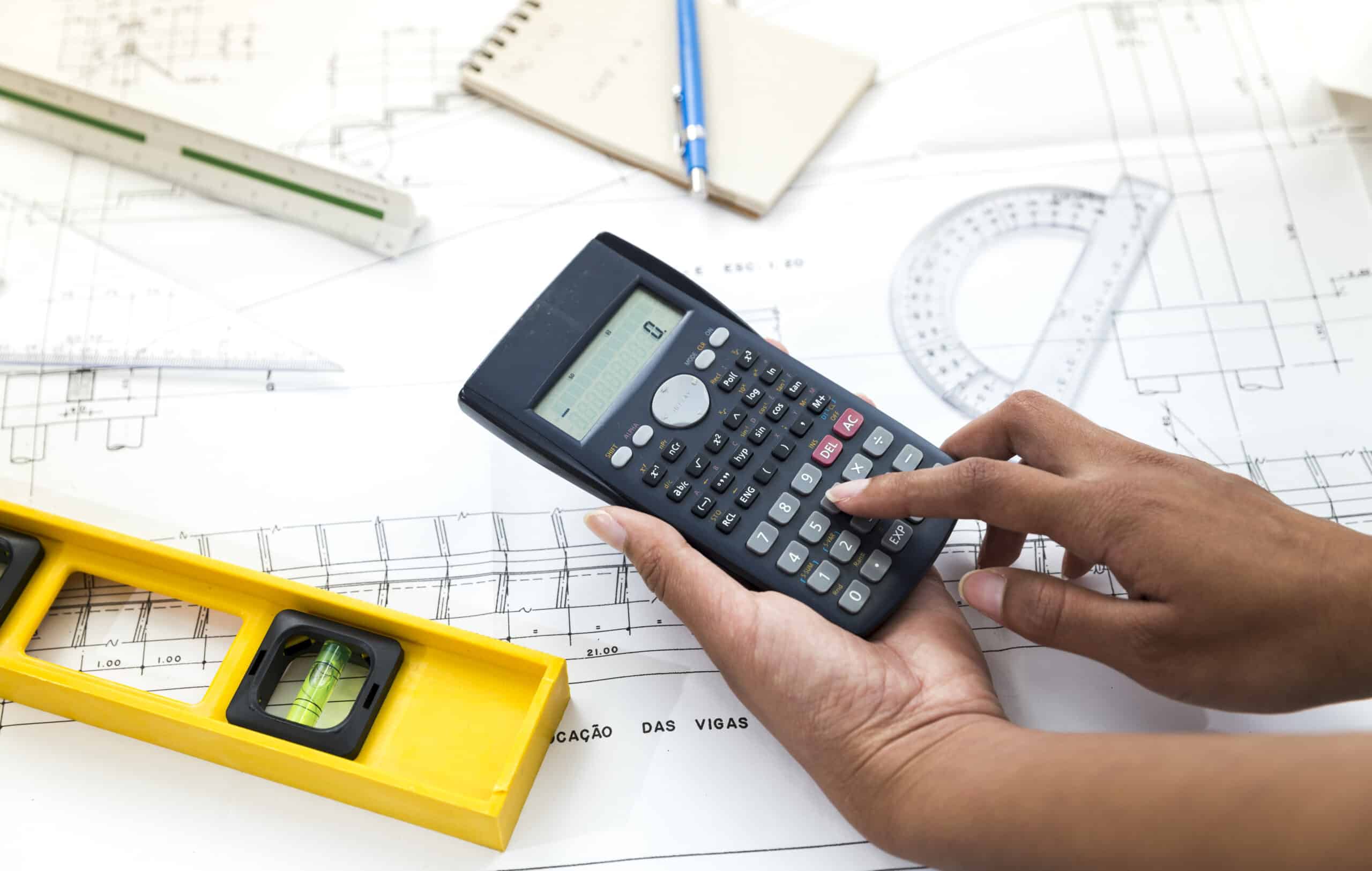 G-Met - gmet-site-web-woman-using-calculator-near-plan-equipments